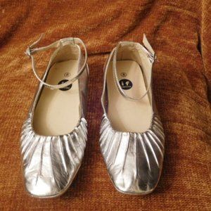 i f Carrini Silver Flats with Ankle Strap,  size 8